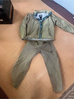 Helly Hansen Olive/Beige Rain Jacket & Pants Set. Golf gear